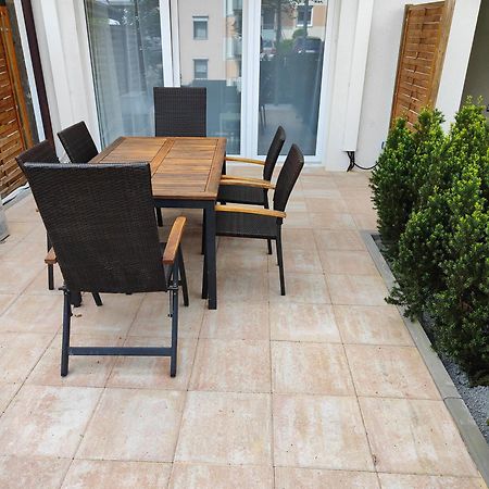 Eleonoras Ferienwohnung In Wuerzburg Stadt Mit Terrasse Im Erdgeschoss Inklusive Eigenen Parkplaetzen Vor Der Tuer Exterior foto